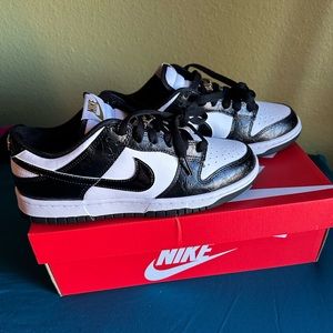 Nike Dunk Low Retro SE ( white/black/metallic gold)